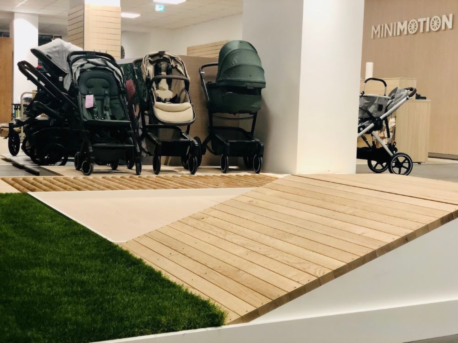 Kinderwagen auf der Teststrecke im Geschäft MiniMotion Wien 17